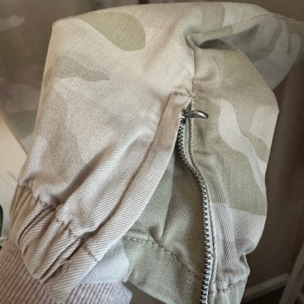PAIGE Camo Jean Joggers Size 26 Utility Ankle Zip Pants Neutral Camouflage - Picture 6 of 9